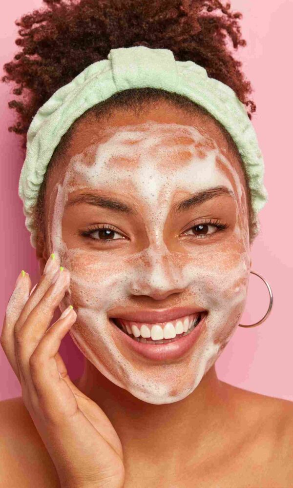 ilustrasi cara mencuci muka yang baik | FEIN Glanzen Brightening Faccial Foam