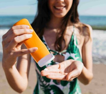 ilustrasi cara memakai sunscreen yang benar | Fein skincare Indonesia | Fein skincare